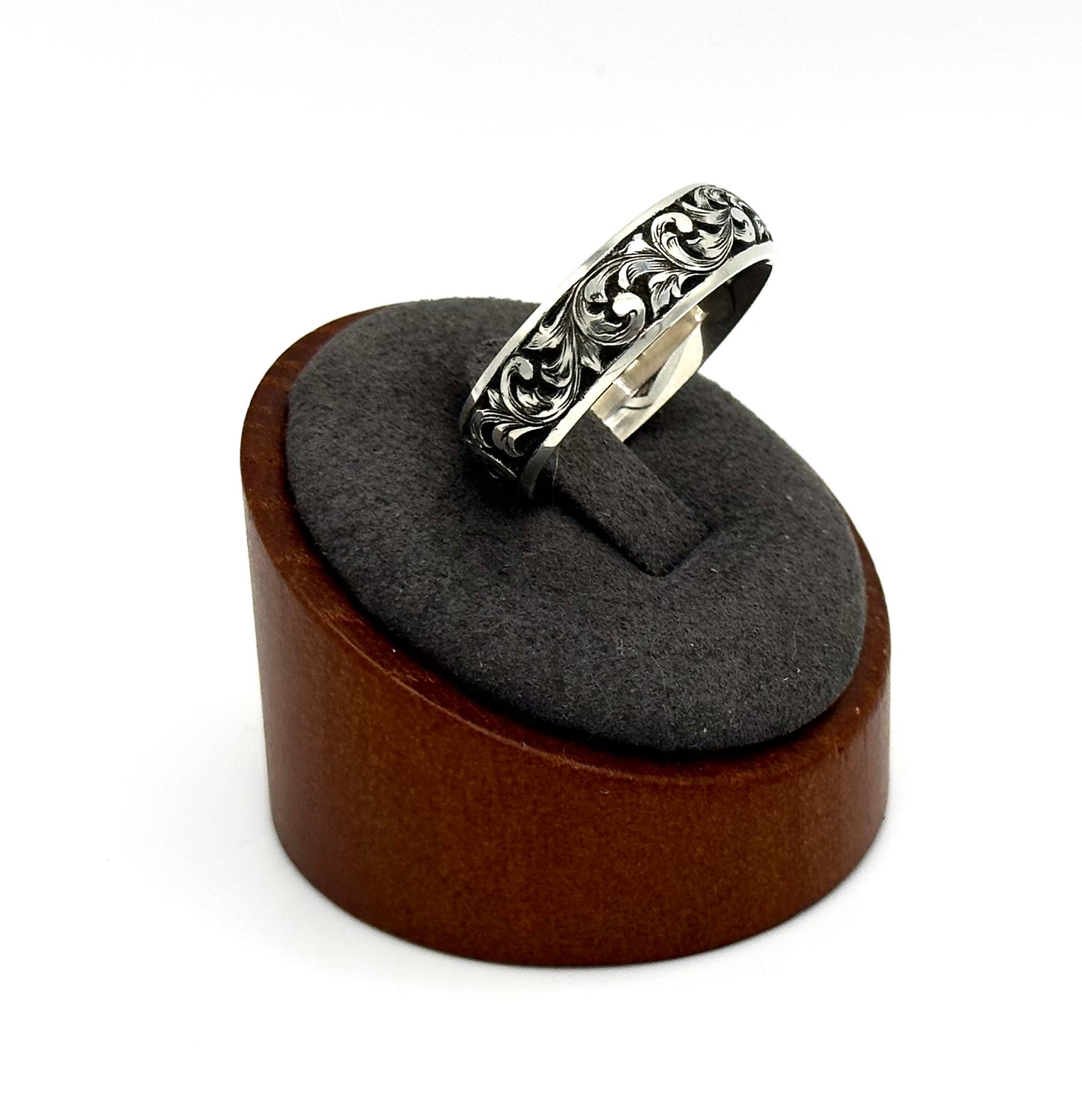 Sterling band relief engraved Sz 11