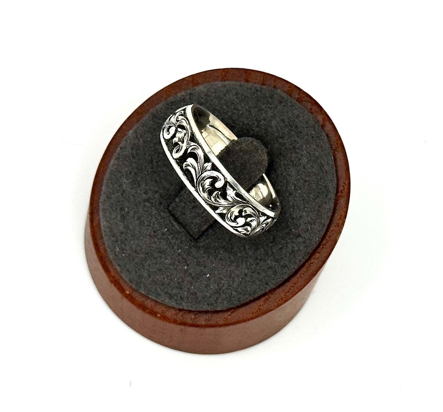Sterling band relief engraved Sz 11