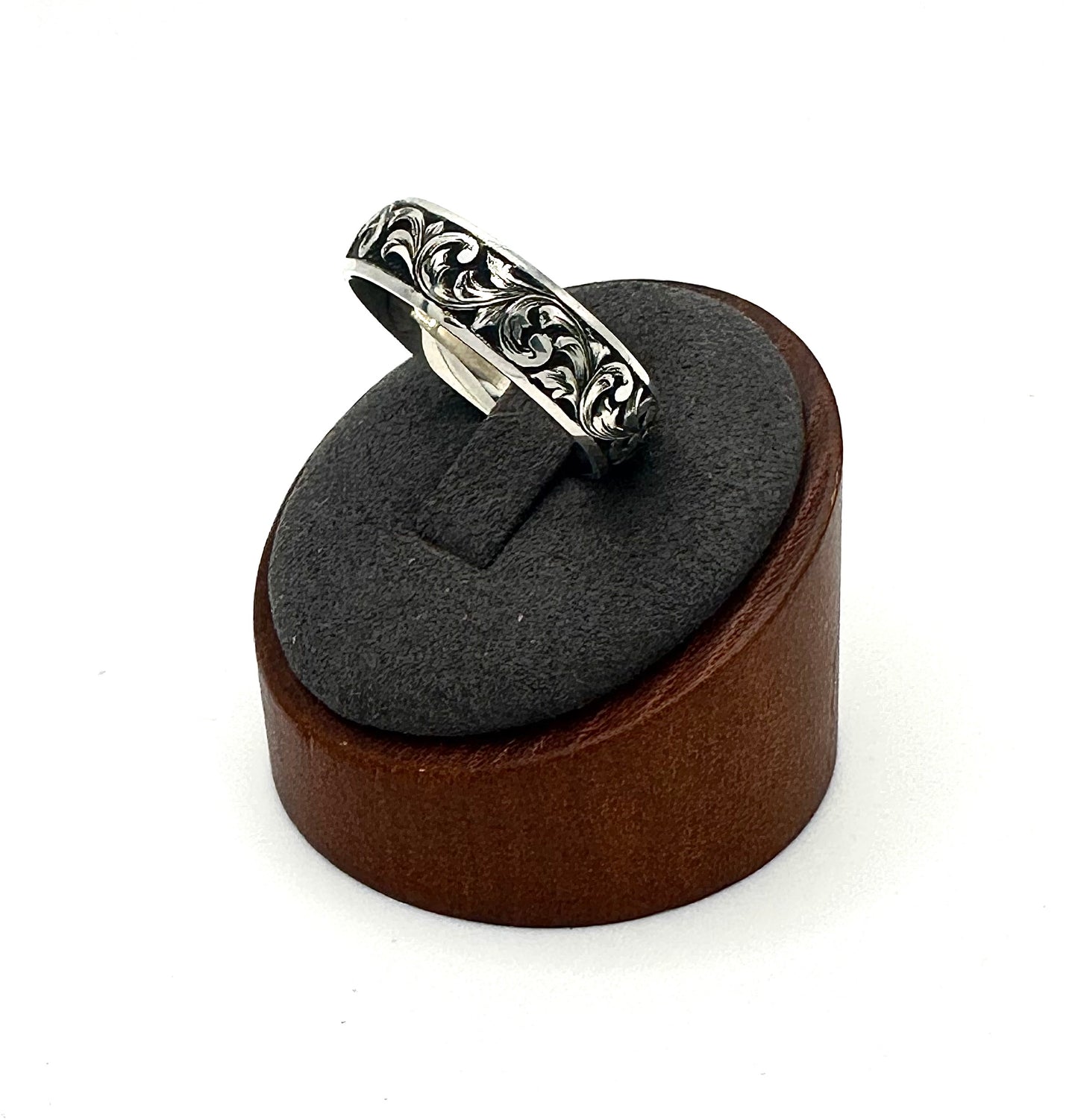 Sterling band relief engraved Sz 11