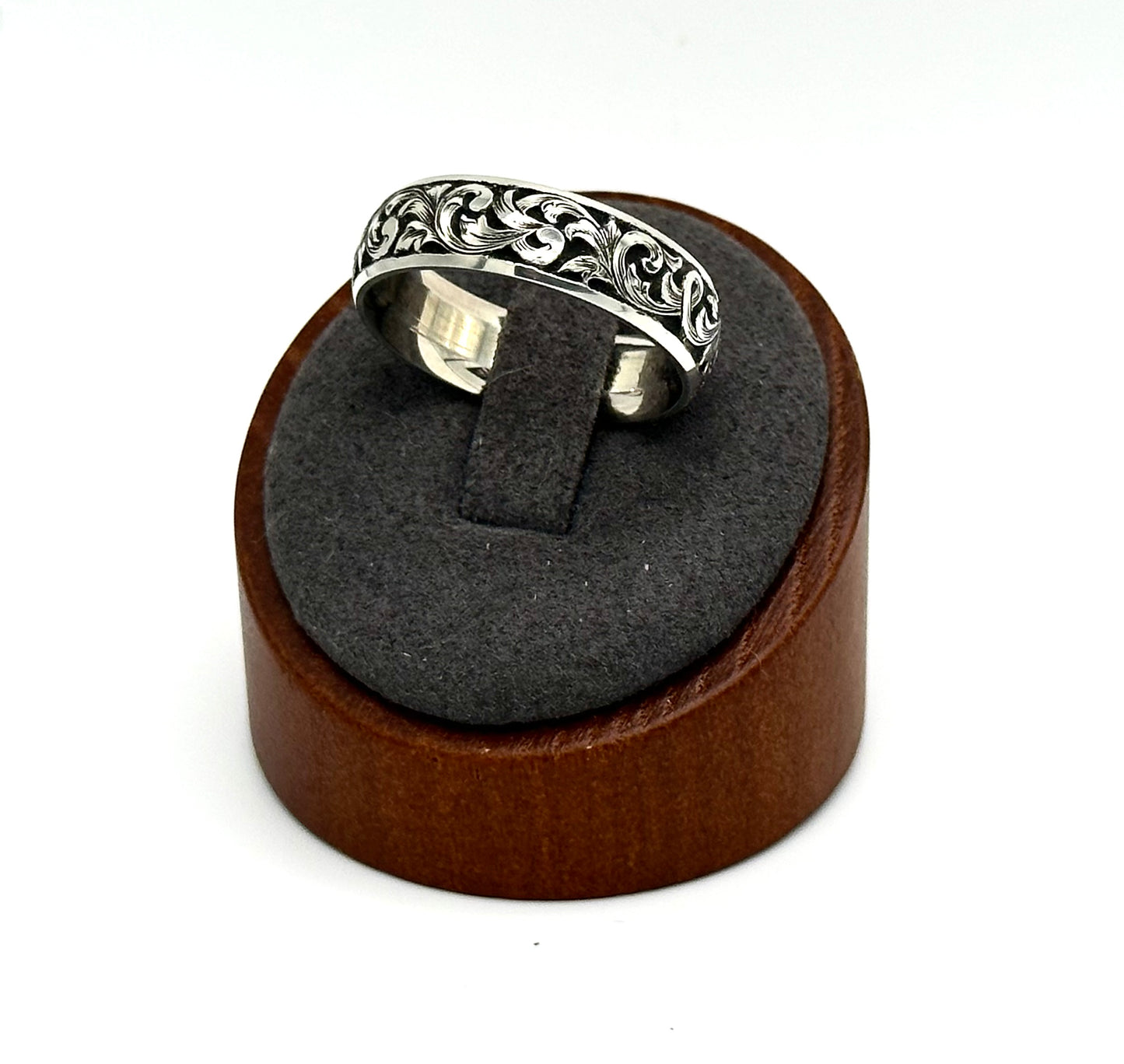 Sterling band relief engraved Sz 11